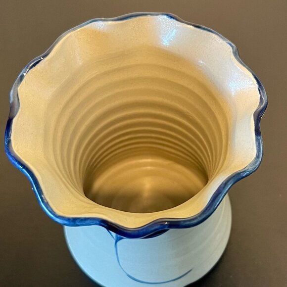 Williamsburg Pottery Salt Glaze Pottery Ruffled Rim Vase w/ Cobalt Blue Flower - Picture 7 of 13